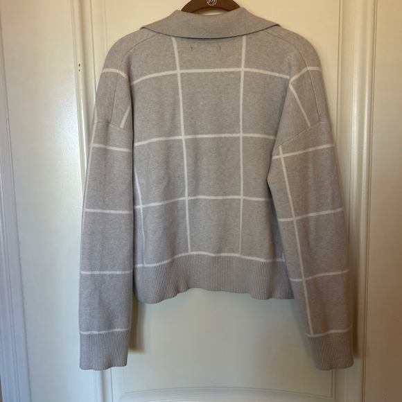 Women's TAHARI Grey & White Plaid V-Neck Sweater L - Picture 3 of 5